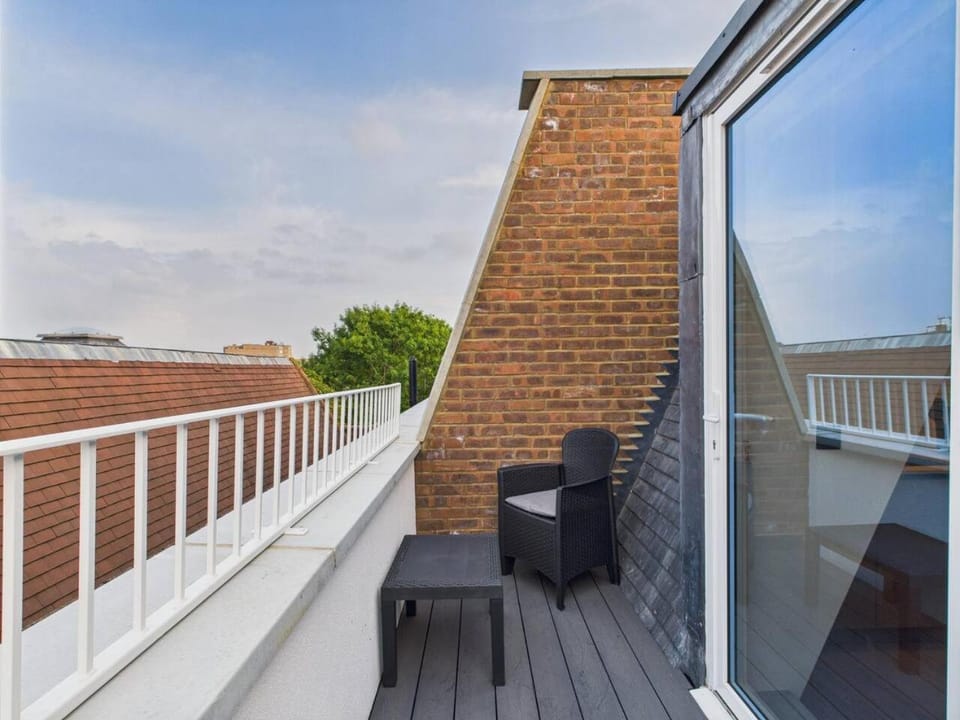 Bright & Modern Flat | Sleeps 4 | Great Location Apartment in London