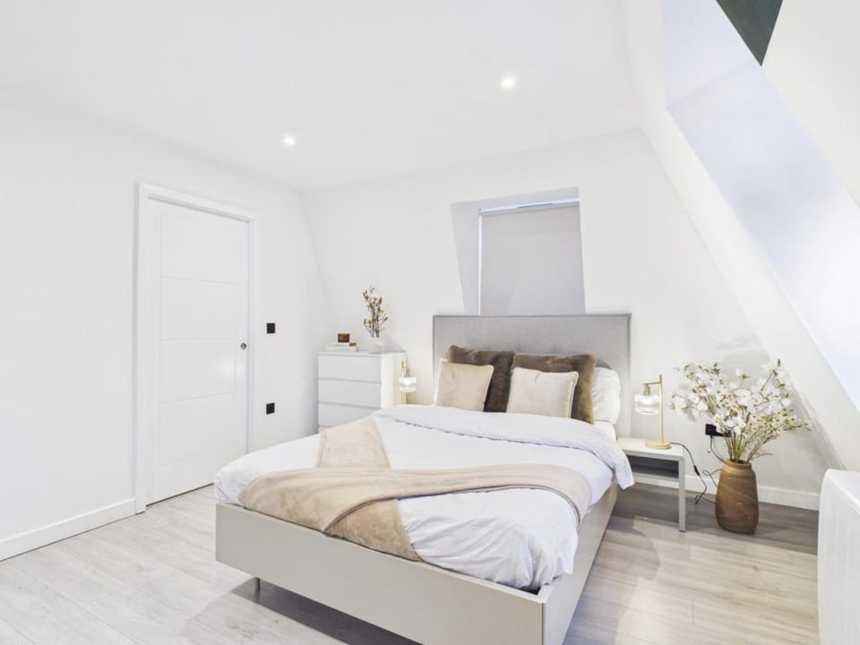 Bright & Modern Flat | Sleeps 4 | Great Location Apartment in London