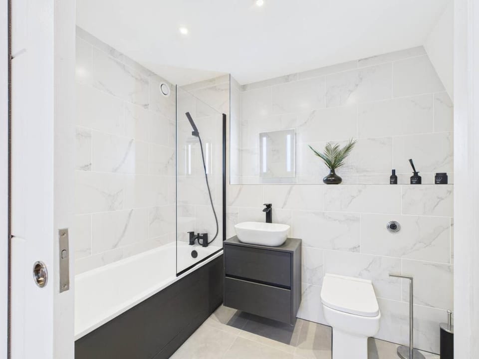 Bright & Modern Flat | Sleeps 4 | Great Location Apartment in London