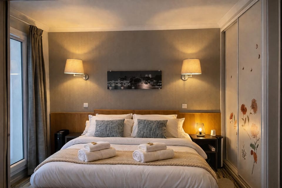 Bed, Photo of the whole room, Bedroom, towels