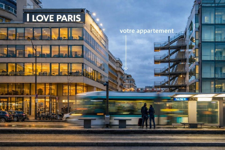 Property building, Day, People, Text overlay, City view, Street view, Location, group of guests, shuttle