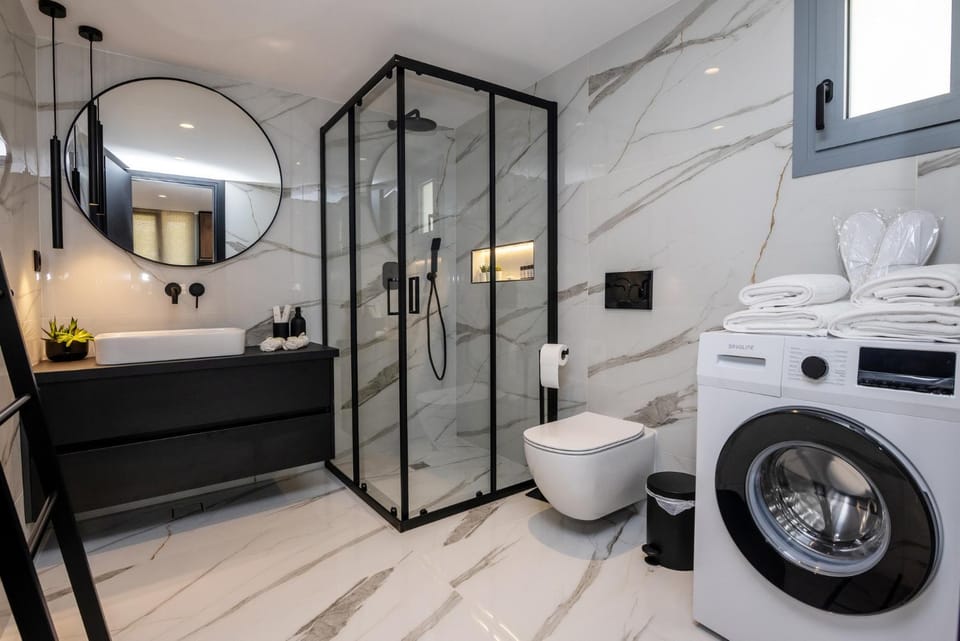 Shower, Toilet, Bathroom, towels, washing machine