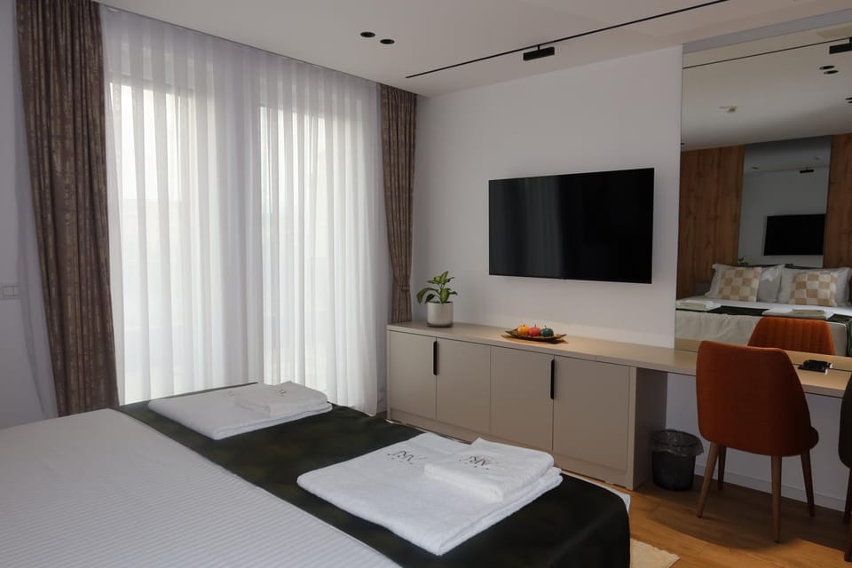 Bed, TV and multimedia, Seating area, Bedroom, towels