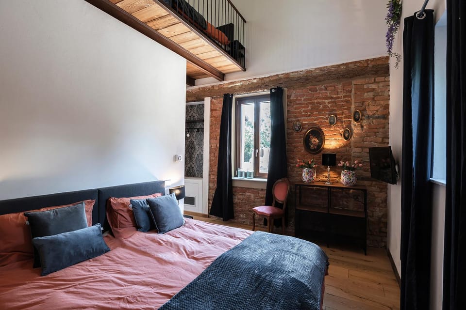 Bed, TV and multimedia, Bedroom