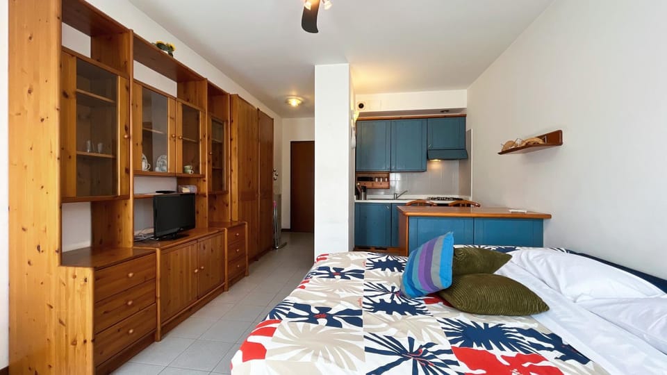 Bed, Kitchen or kitchenette, stove, wardrobe