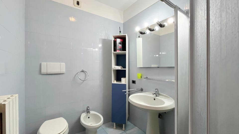 Shower, Toilet, Bathroom, bidet, towels