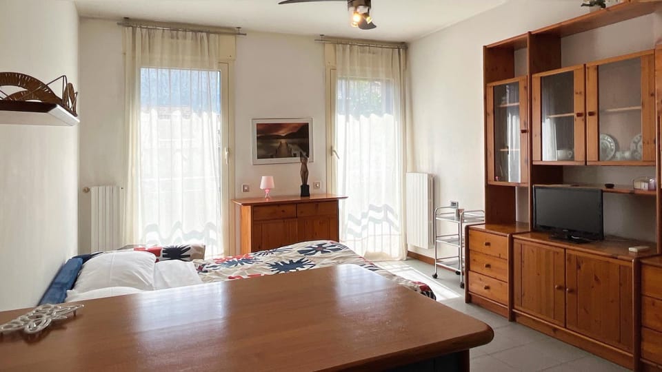 Bed, TV and multimedia, Living room