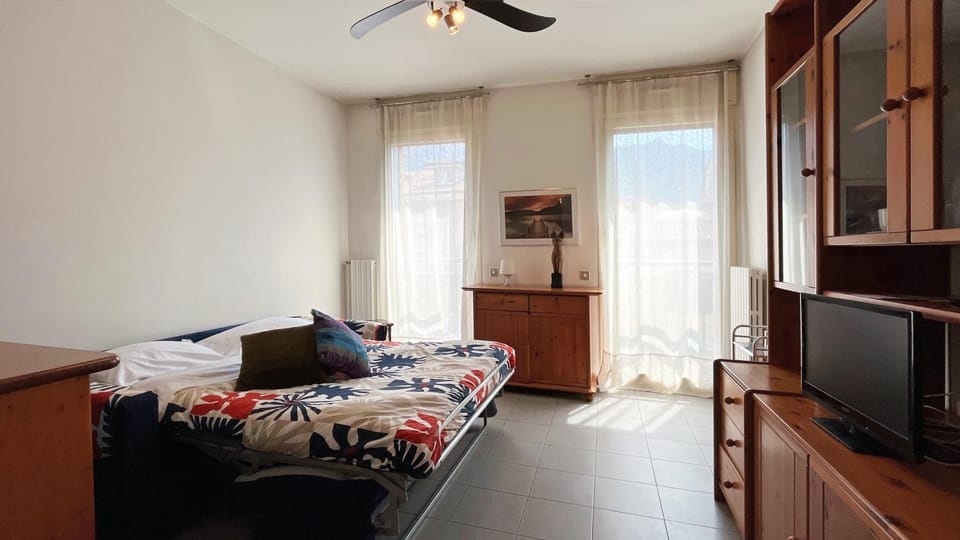 Bed, Living room, Photo of the whole room, Evening entertainment