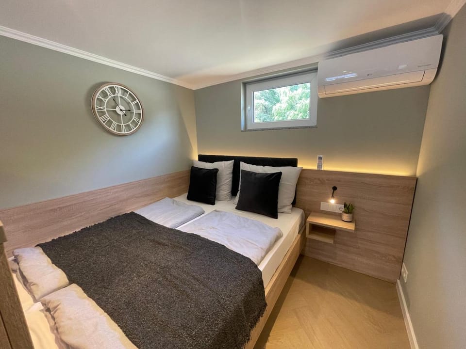 Five Studios - Premium Rooms with King Size Bed, Kitchen, AC, close to Ramstein Air Base Apartment in Ramstein-Miesenbach