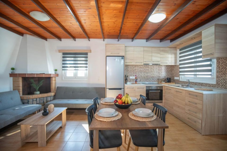 Kitchen or kitchenette, Seating area, Dining area