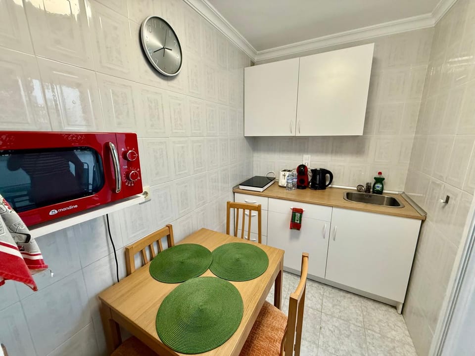 Coffee/tea facilities, Kitchen or kitchenette, Dining area, toaster