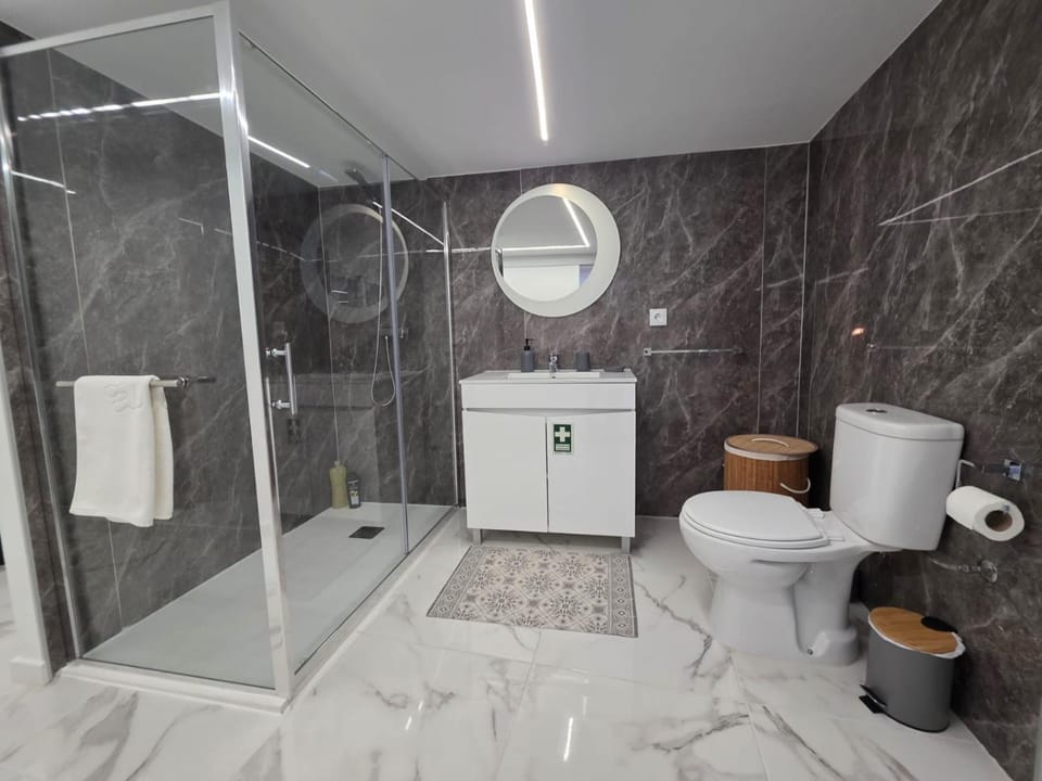 Shower, Toilet, Bathroom, towels