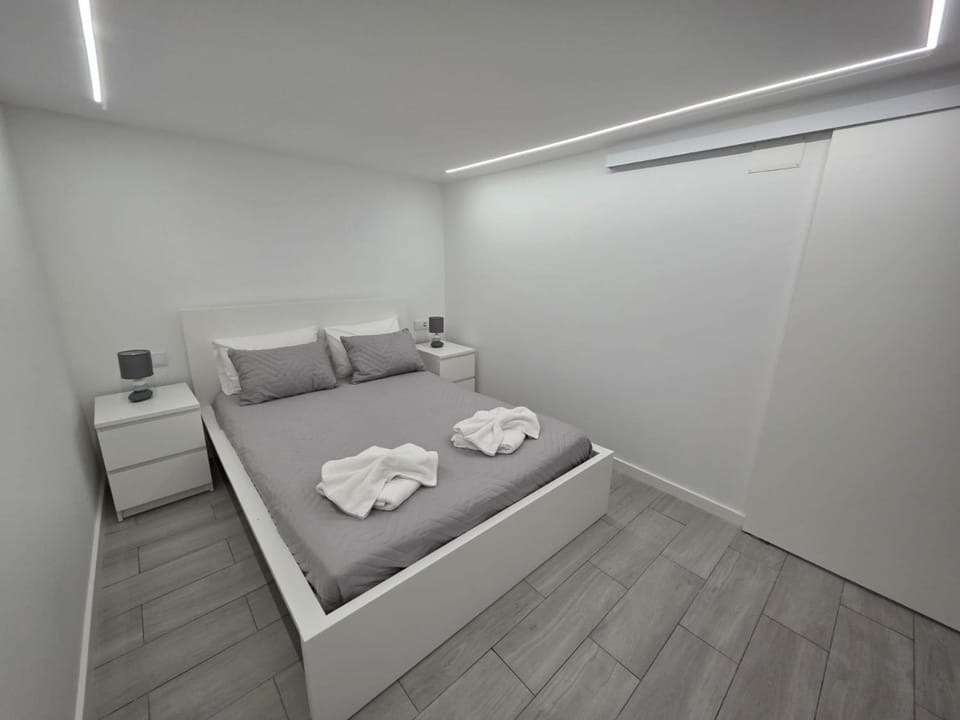 Bed, Bedroom, towels