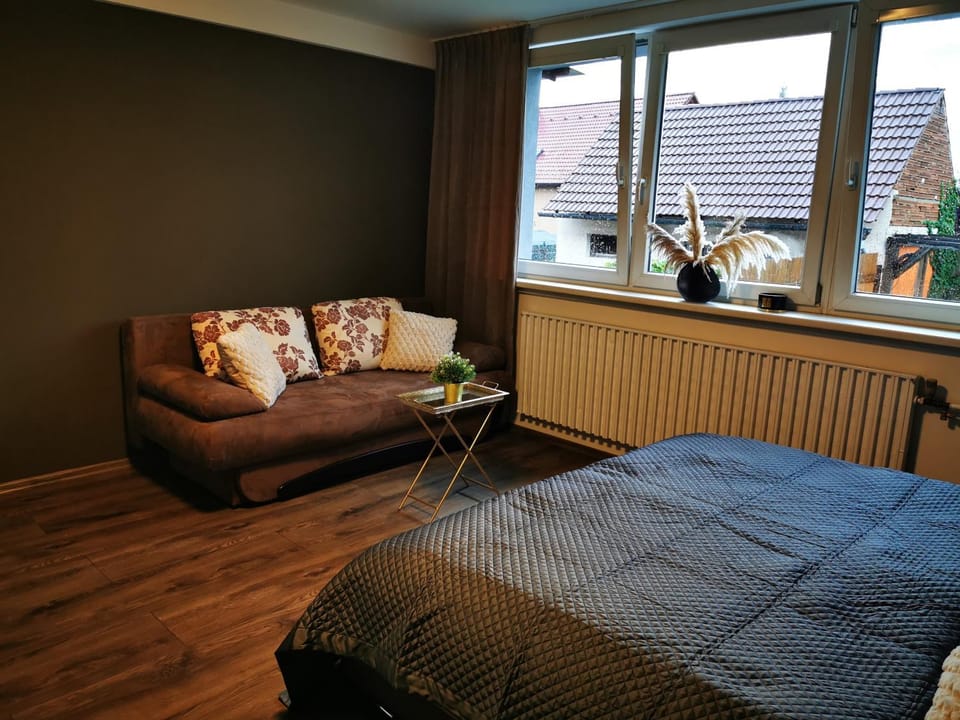 Bed, Photo of the whole room, Seating area, Bedroom