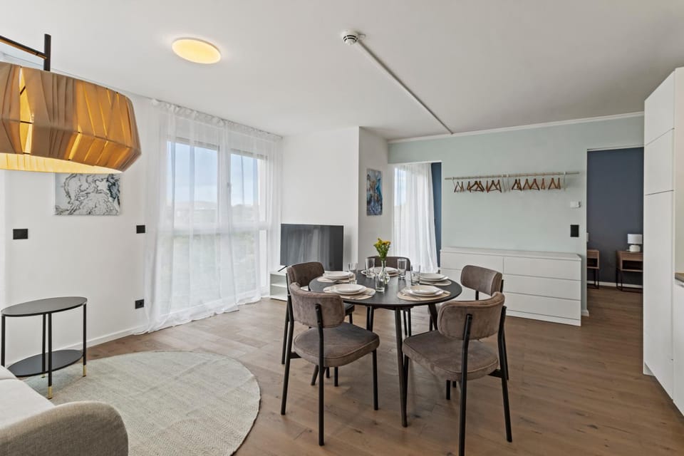 TV and multimedia, Living room, Photo of the whole room, Seating area, Dining area, Bedroom