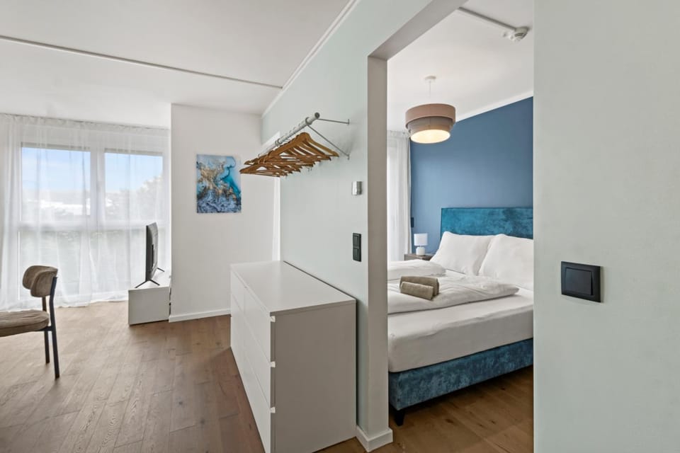 Bed, Photo of the whole room, Bedroom, storage, towels