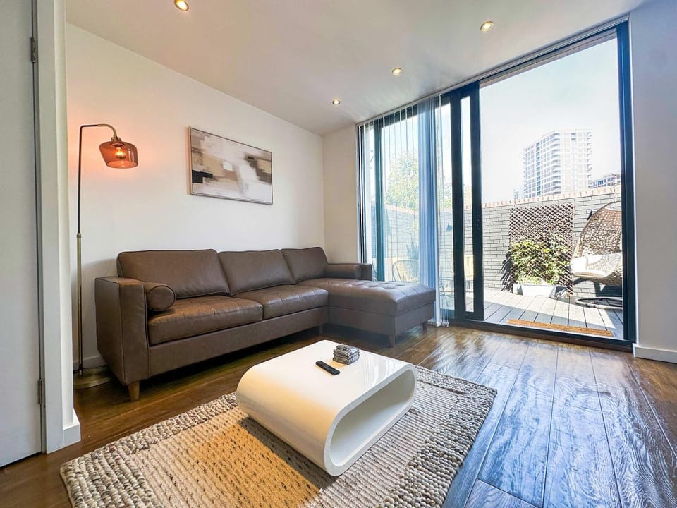 Beautiful London Townhouse - 5 mins from Queens Road Station House in London Borough of Southwark