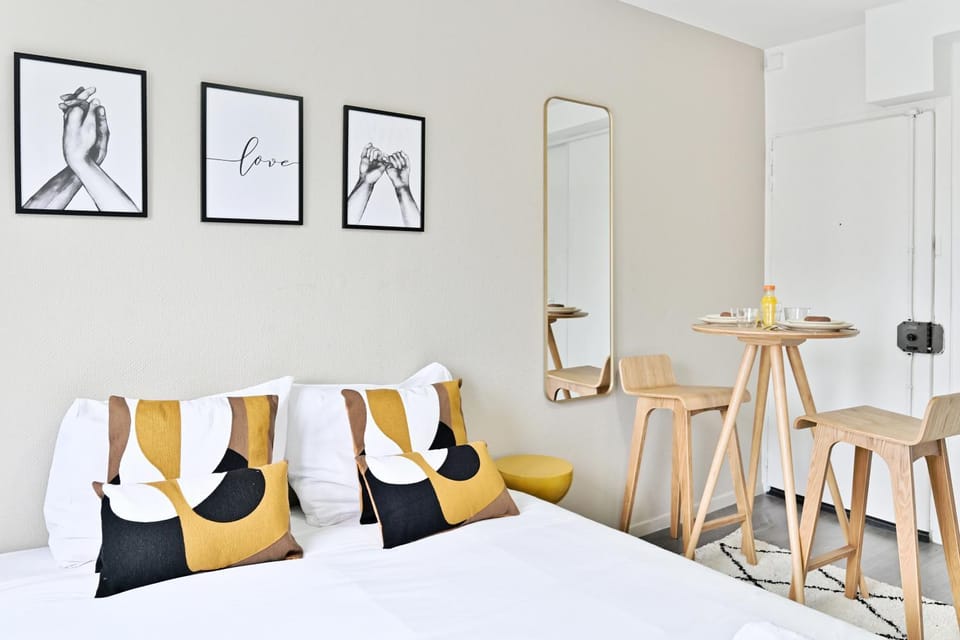 Bed, Living room, Seating area, Bedroom