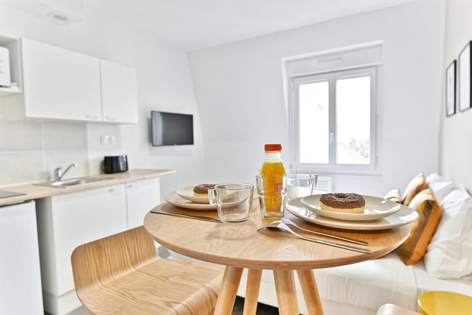 Kitchen or kitchenette, Seating area, Dining area