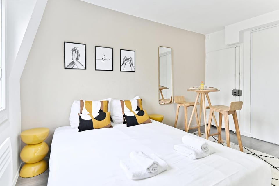 Bed, Living room, Seating area, Bedroom