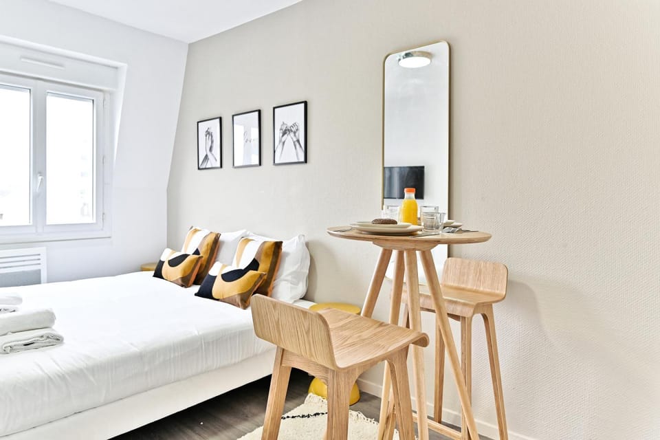 Bed, Dining area, Bedroom