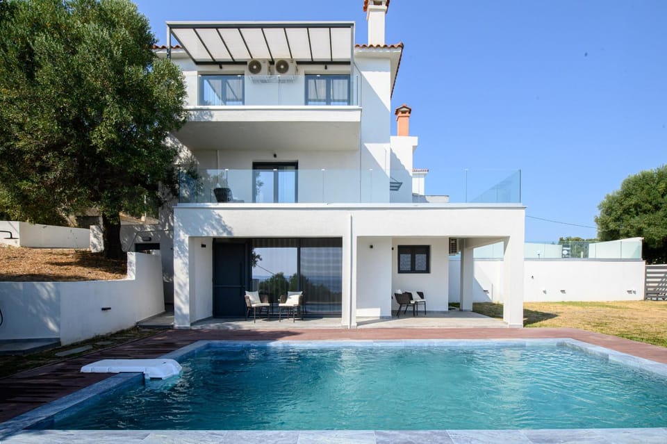 Property building, Day, Swimming pool