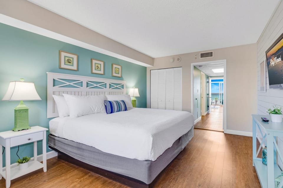 Ocean Breeze by StayMareni - King Suite House in Myrtle Beach