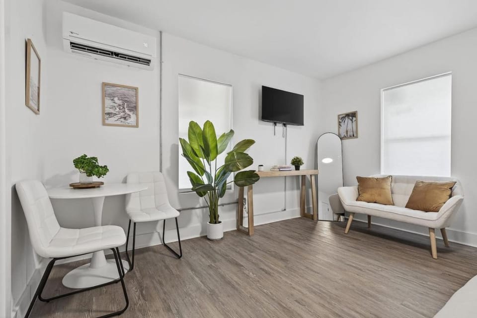 Unit 2 Comfortable Studio minutes to Beaches and NAS Country House in Alabama