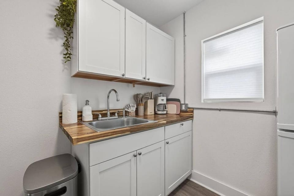 Unit 2 Comfortable Studio minutes to Beaches and NAS Country House in Alabama