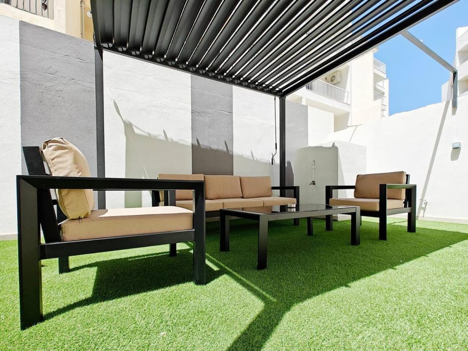 Day, Balcony/Terrace, Seating area, Garden view
