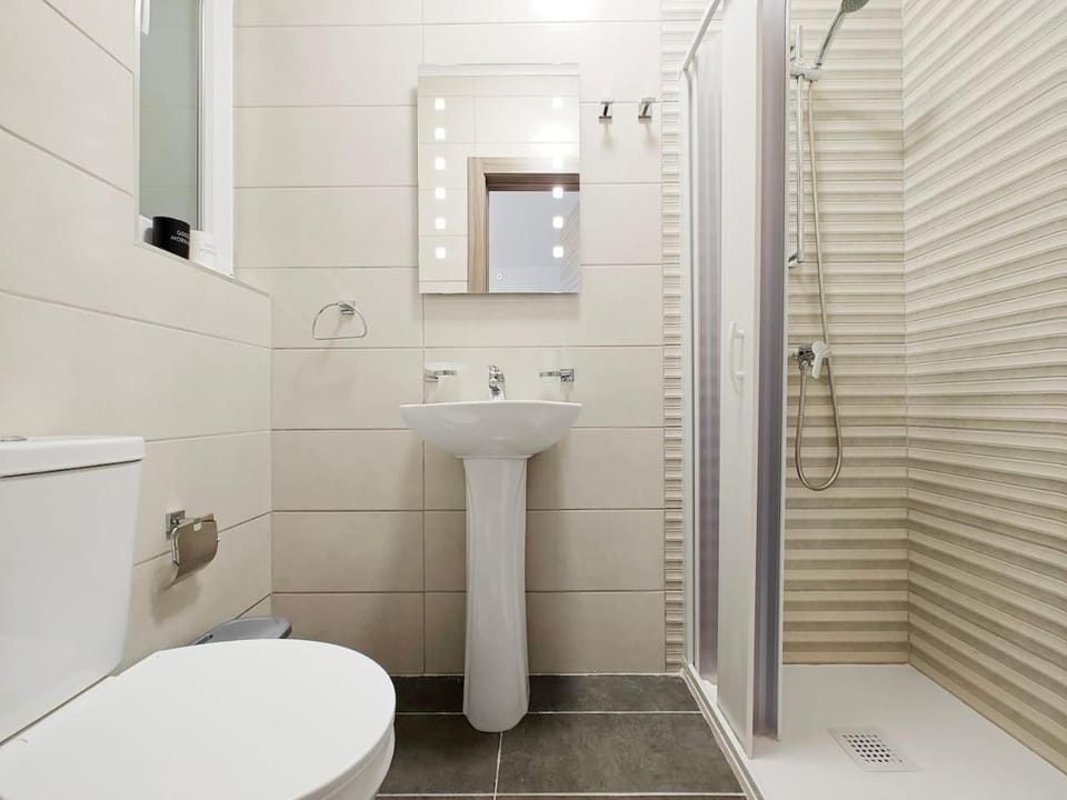 Shower, Toilet, Bathroom, towels