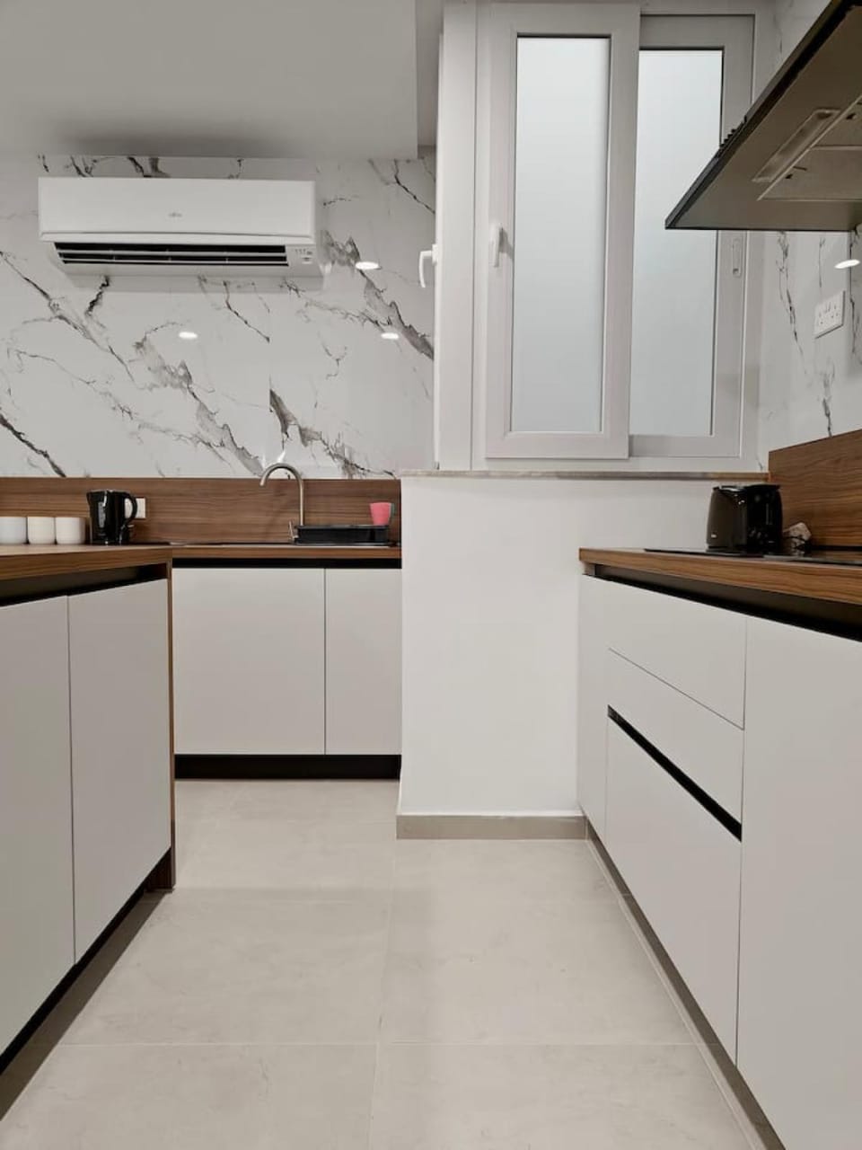 Coffee/tea facilities, Kitchen or kitchenette, stove, toaster