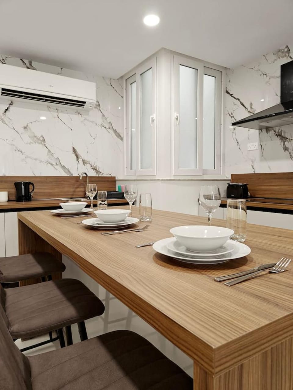 TV and multimedia, Kitchen or kitchenette, Living room, Dining area, air conditioner