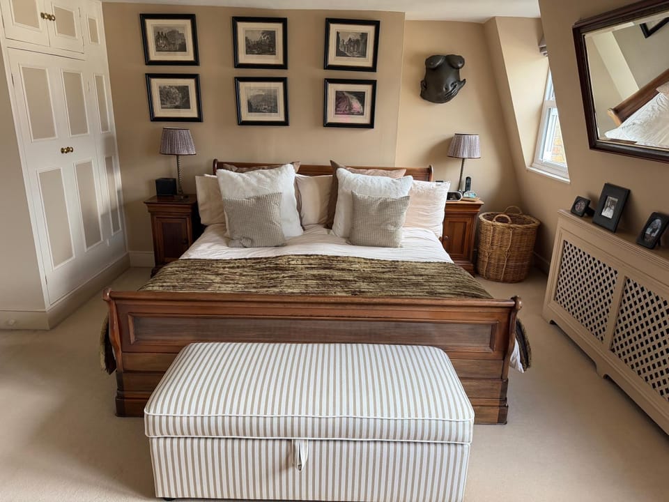 Double bedroom in homely, 5 bedroom family house by the river in Fulham Vacation rental in London