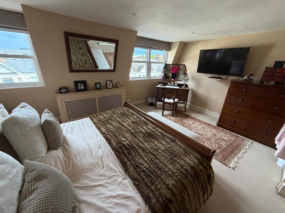 Double bedroom in homely, 5 bedroom family house by the river in Fulham Vacation rental in London
