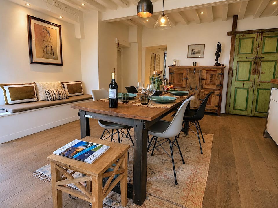 Kitchen or kitchenette, Living room, Seating area