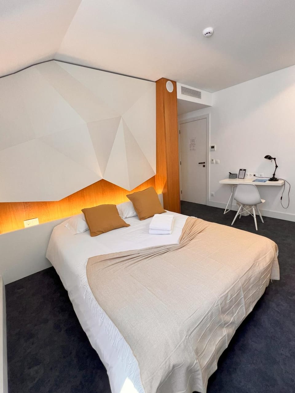 Bed, Bedroom, towels
