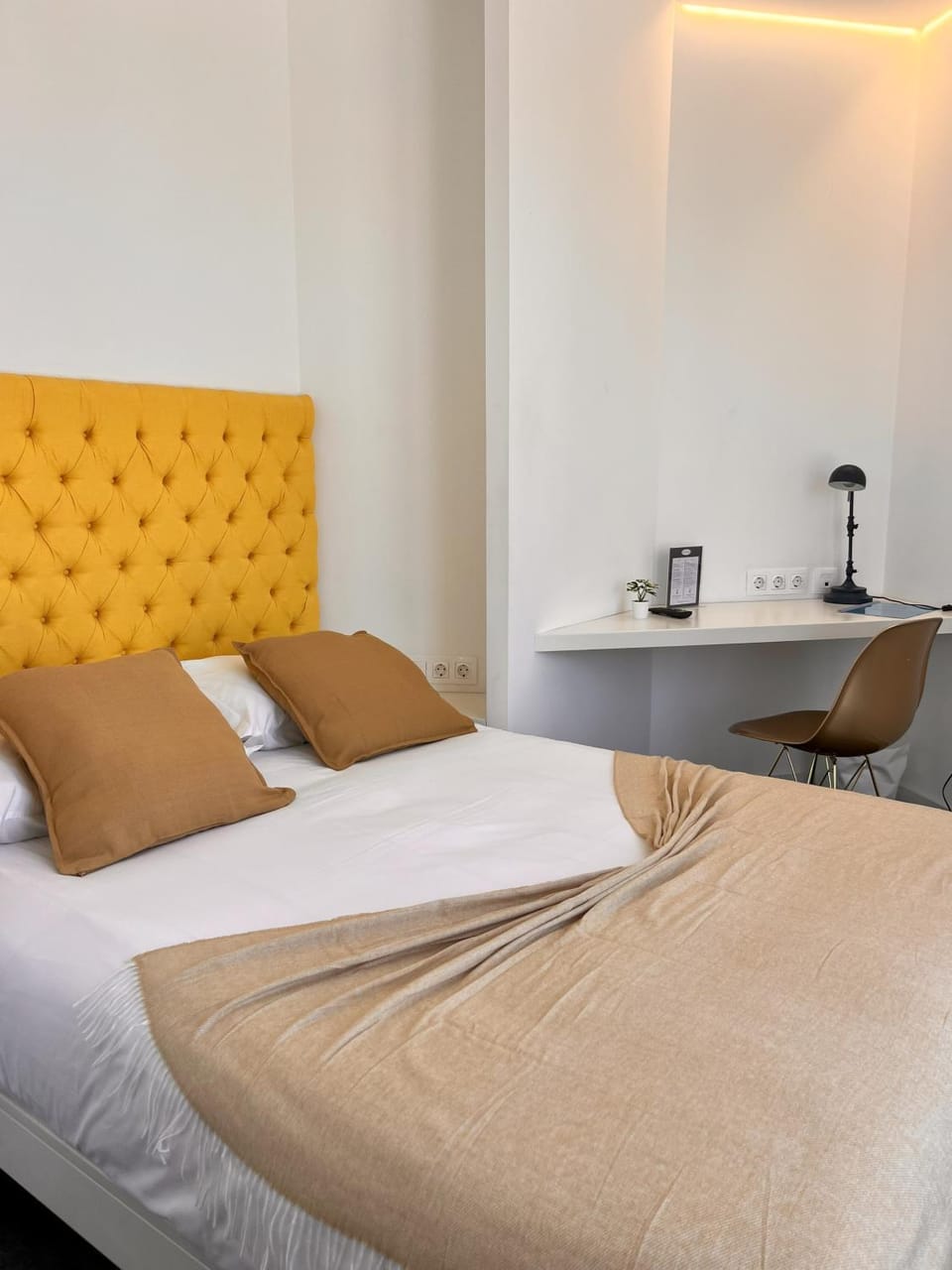 Bed, Seating area, Bedroom