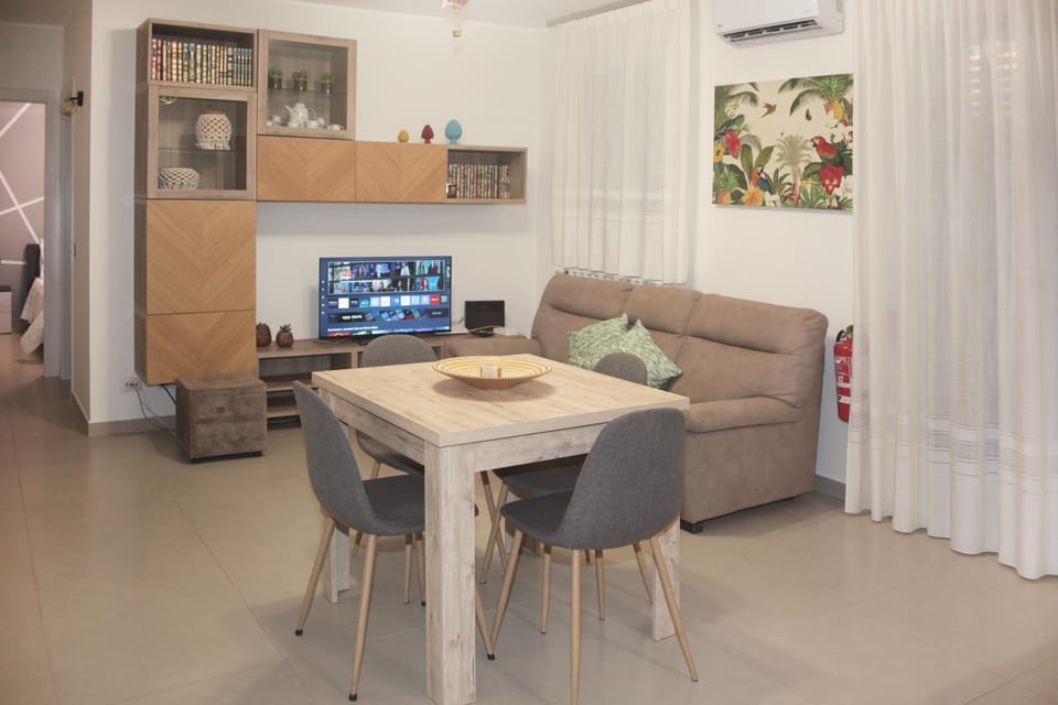 TV and multimedia, Living room, Seating area, Dining area