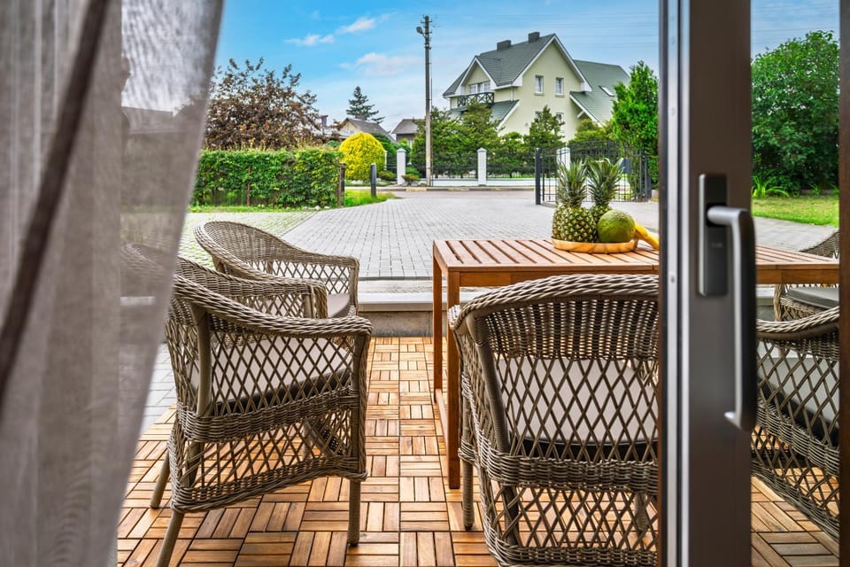Patio, Day, Living room, Seating area, Dining area