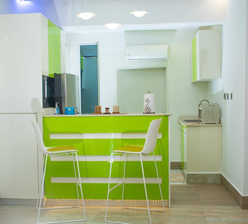 Kitchen or kitchenette, Dining area, minibar