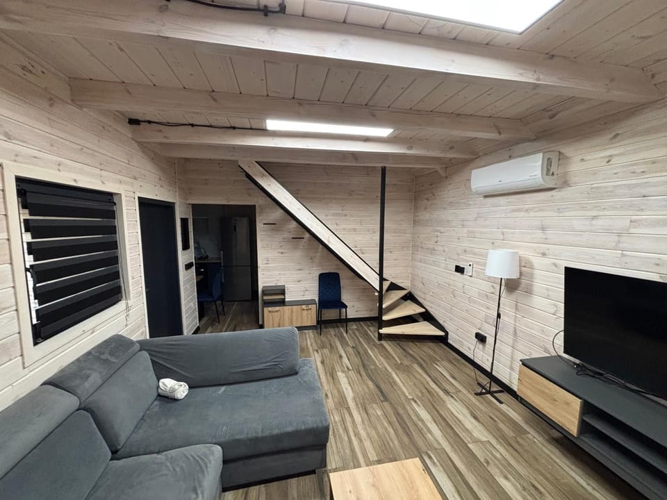 Communal lounge/ TV room, TV and multimedia, Living room, Seating area, Evening entertainment, air conditioner