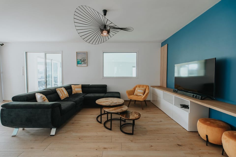 Communal lounge/ TV room