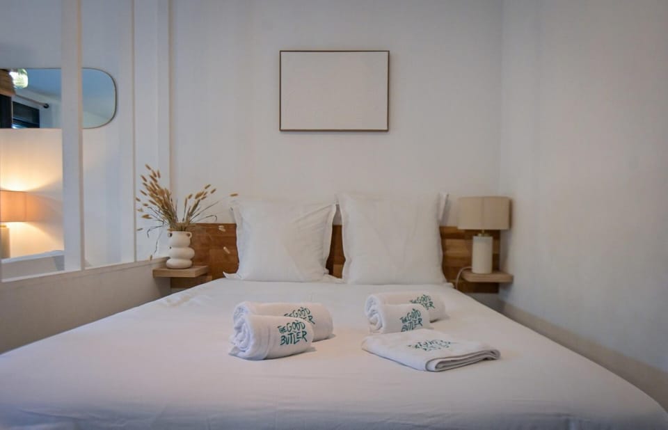 Bed, Photo of the whole room, Bedroom, towels
