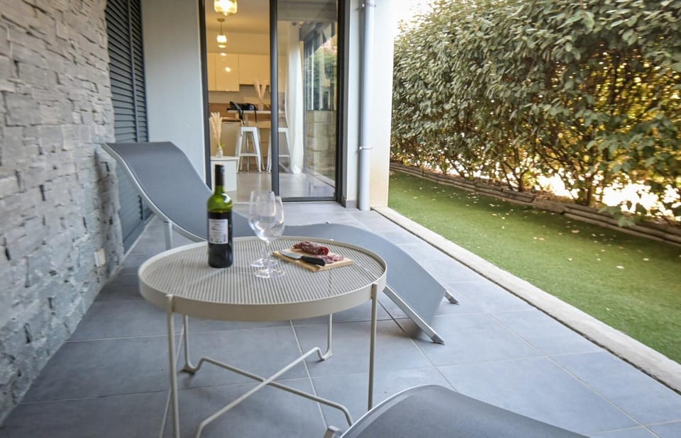 Property building, Garden, Balcony/Terrace, Dining area, Garden view