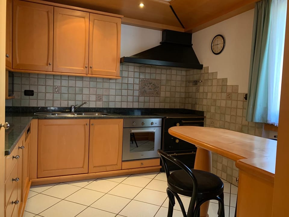 Kitchen or kitchenette, dishwasher, stove