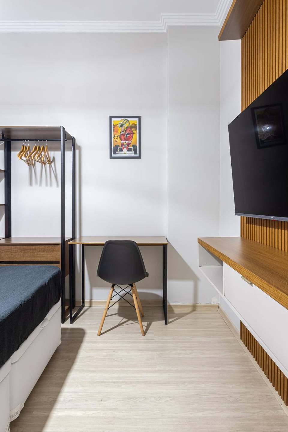 Bed, TV and multimedia, Bedroom