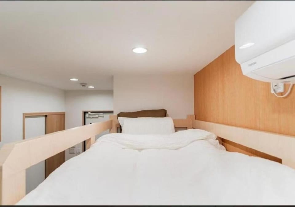 bunk bed, air conditioner