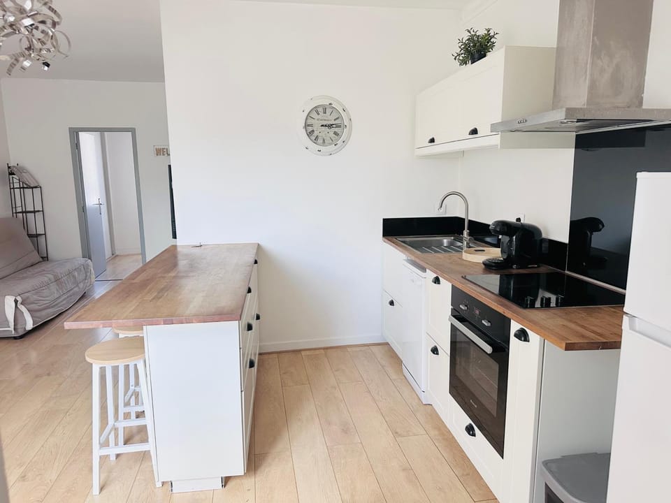 Kitchen or kitchenette, Dining area, dishwasher, oven, stove, toaster