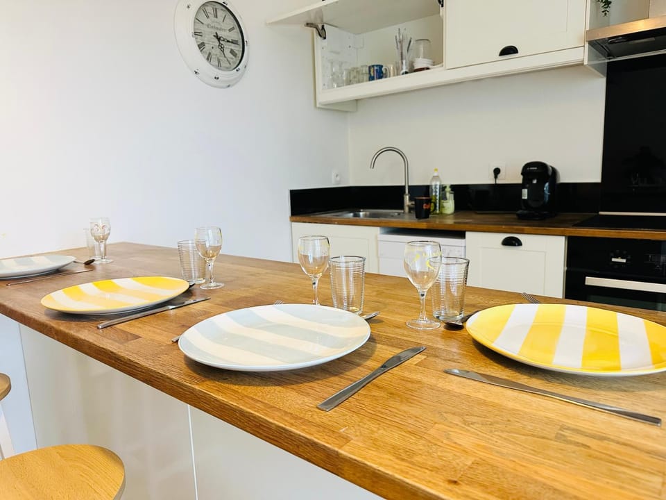 Kitchen or kitchenette, Food and drinks, Food, stove